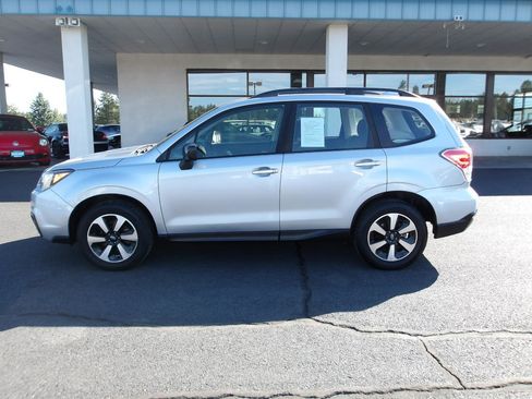 Used 2018 Subaru Forester 2.5i w/ Popular Package #3A AWD/4WD image 2