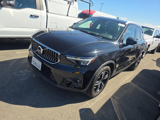 Used 2023 Volvo XC40 B5 Plus AWD/4WD image 2