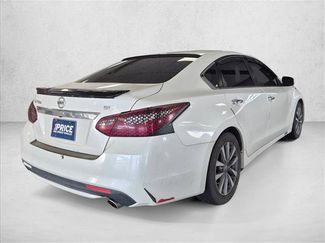 Used 2017 Nissan Altima 2.5 SL w/ Moonroof Package FWD video 4