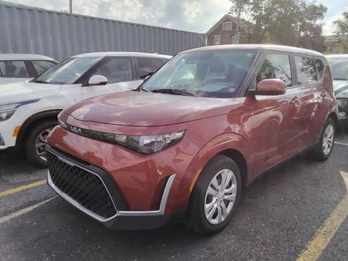 Used 2024 Kia Soul LX FWD image 2