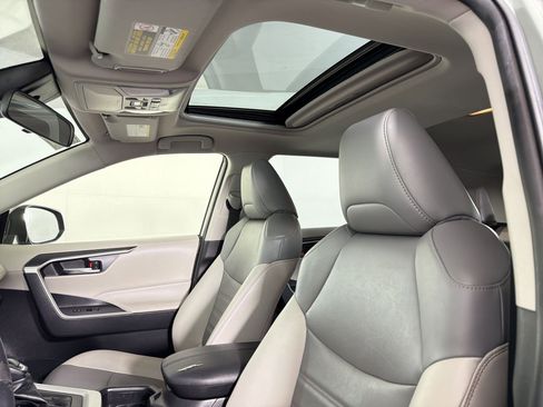 Used 2020 Toyota RAV4 XLE Premium image 14