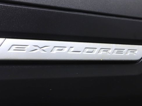 Used 2017 Ford Explorer XLT w/ Equipment Group 202A AWD/4WD image 39