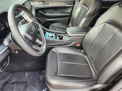 Used 2024 Jeep Grand Cherokee L Limited w/ Luxury Tech Group II AWD/4WD image 4