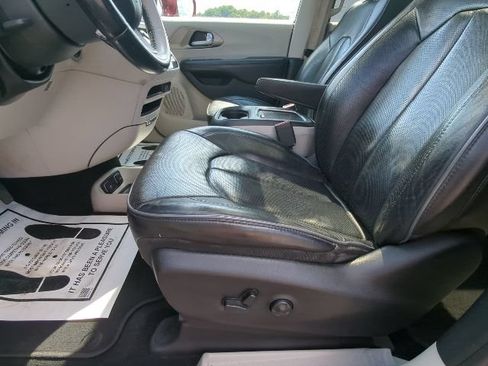 Used 2018 Chrysler Pacifica Limited FWD image 10