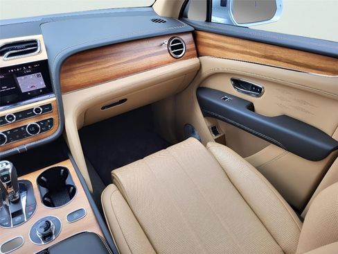 Used 2023 Bentley Bentayga Extended Wheelbase AWD/4WD image 31