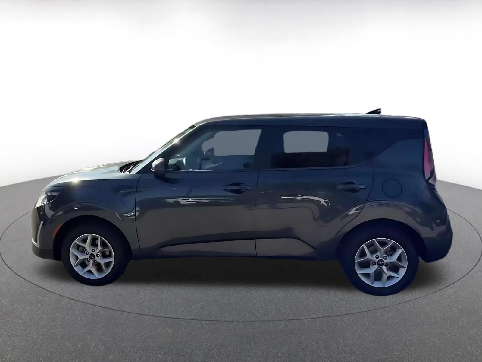 Used 2025 Kia Soul LX w/ LX Technology Package FWD image 8