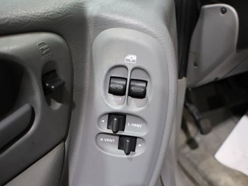 Used 2006 Chrysler Town & Country Touring image 13