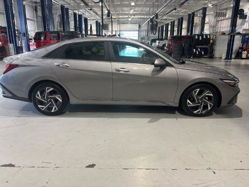 Used 2024 Hyundai Elantra SEL w/ Convenience Package FWD image 4