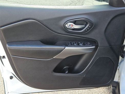 Used 2019 Jeep Cherokee Limited image 15