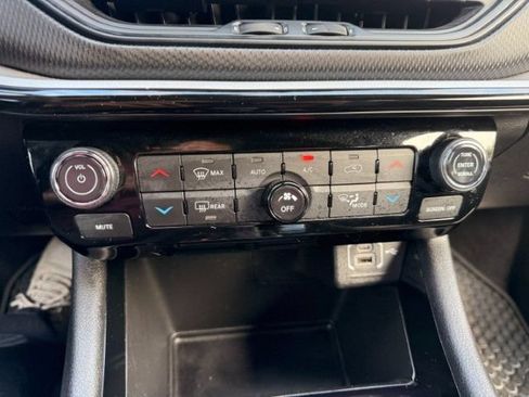 Used 2025 Jeep Compass Trailhawk AWD/4WD image 17