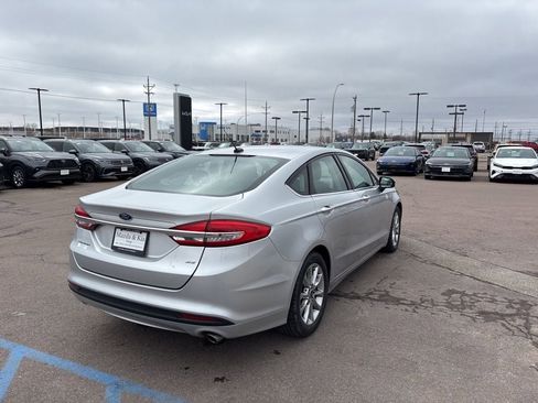 Used 2017 Ford Fusion SE image 5