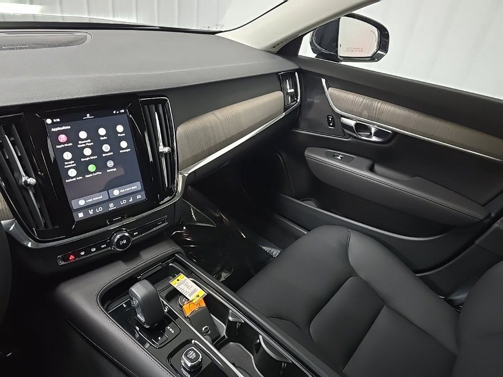 Used 2025 Volvo S90 B6 Plus AWD/4WD image 27