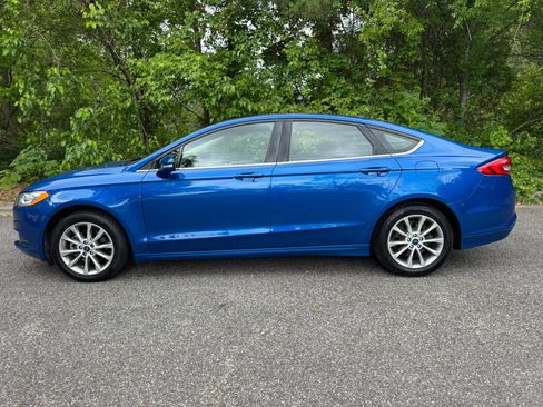 Used 2017 Ford Fusion SE FWD image 3