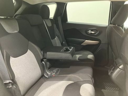Used 2018 Jeep Cherokee Latitude w/ Altitude Package AWD/4WD image 42