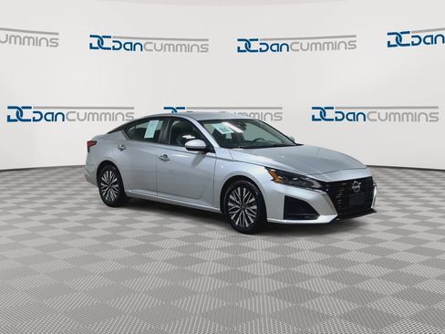 Used 2023 Nissan Altima 2.5 SV FWD image 2