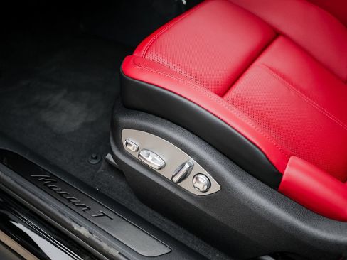 Certified 2026 Porsche Macan Turbo AWD/4WD image 14