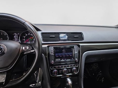 Used 2018 Volkswagen Passat 3.6 FWD image 17