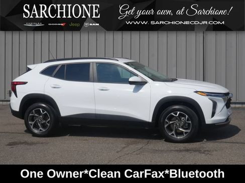 Used 2025 Chevrolet Trax LT FWD image 1