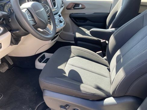 Used 2022 Chrysler Voyager LX FWD image 9