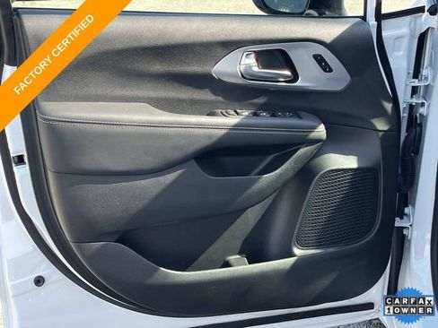 Certified 2025 Chrysler Pacifica Limited FWD image 29
