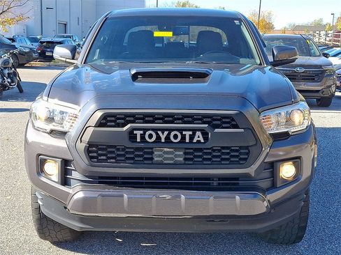 Used 2018 Toyota Tacoma TRD Sport image 2