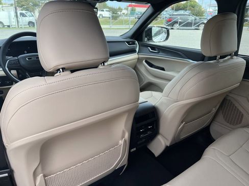 New 2025 Jeep Grand Cherokee Limited w/ Luxury Tech Group II image 22