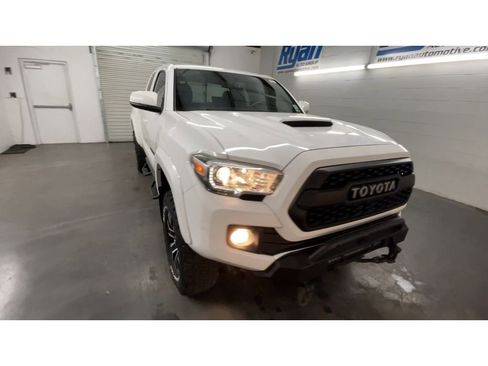 Used 2016 Toyota Tacoma TRD Sport image 3