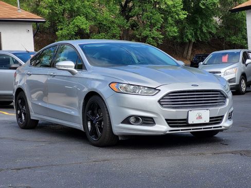 Used 2016 Ford Fusion SE FWD image 5