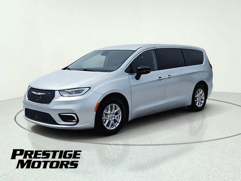 Used 2024 Chrysler Pacifica Touring-L FWD image 3