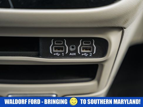 Used 2024 Chrysler Pacifica Touring-L image 26