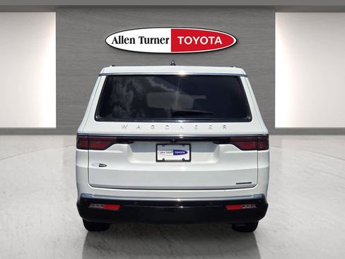 Used 2024 Jeep Wagoneer L Series II image 7