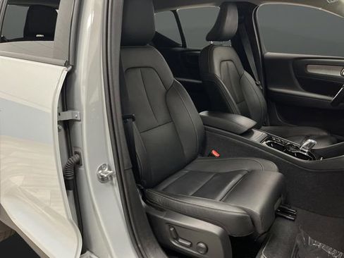 Used 2024 Volvo XC40 B5 Plus image 31