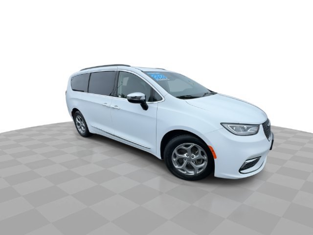 Used 2023 Chrysler Pacifica Limited FWD image 2