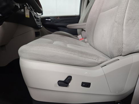 Used 2016 Dodge Grand Caravan SXT w/ UConnect Hands-Free Group image 28