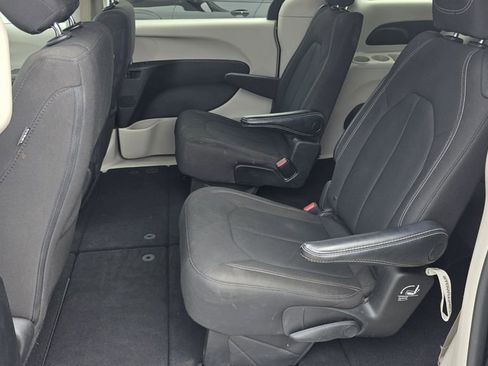 Used 2022 Chrysler Voyager LX FWD image 17