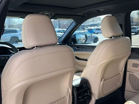 Used 2025 Jeep Grand Cherokee Limited w/ Luxury Tech Group II image 40