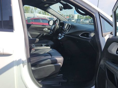 Used 2024 Chrysler Pacifica Limited FWD image 11