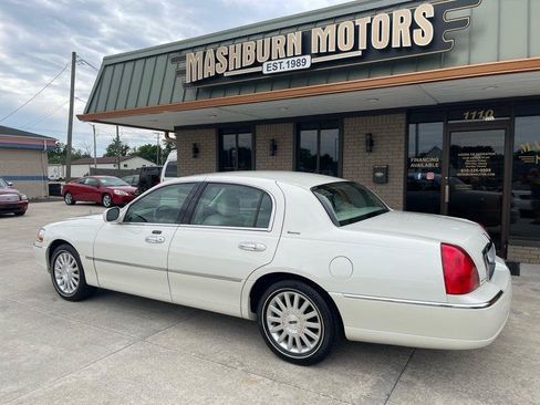 Used 2003 Lincoln Town Car Executive RWD image 15