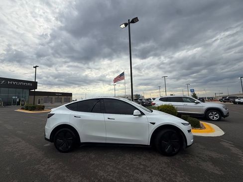 Used 2026 Tesla Model Y AWD image 4