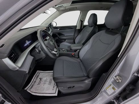 Used 2025 Volkswagen Tiguan SE AWD/4WD image 22