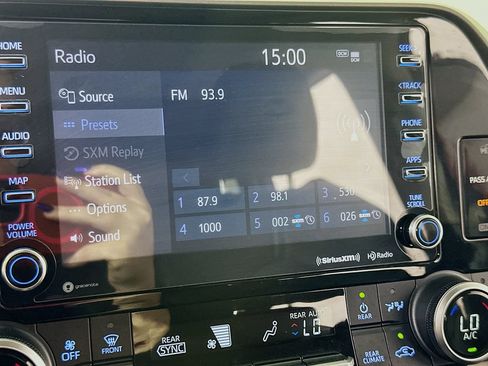 Used 2021 Toyota Highlander XLE FWD image 29