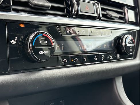 Used 2022 Nissan Pathfinder SL image 16