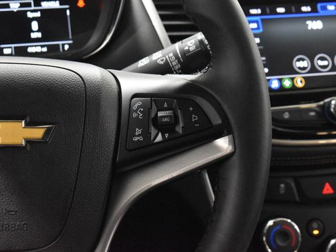 Used 2022 Chevrolet Trax LT w/ LT Convenience Package AWD/4WD image 11
