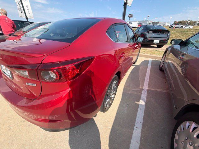 Used 2018 MAZDA MAZDA3 Touring FWD image 2