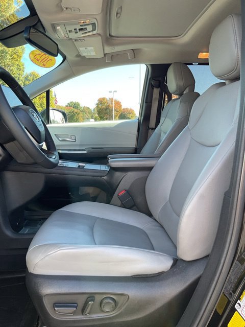 Used 2025 Toyota Sienna XLE FWD image 17