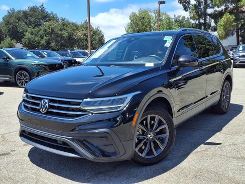 Used 2023 Volkswagen Tiguan SE w/ Panoramic Sunroof Package FWD image 26