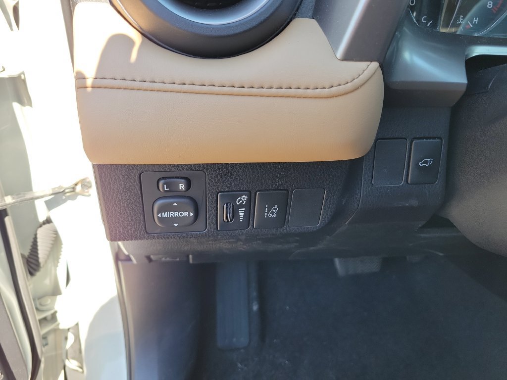 Used 2018 Toyota RAV4 Limited FWD image 30