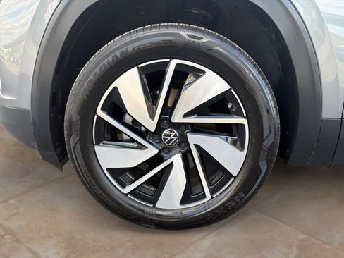Certified 2025 Volkswagen Atlas SE image 25