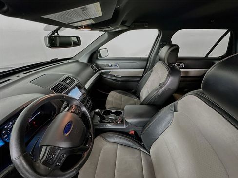 Used 2017 Ford Explorer XLT w/ Equipment Group 202A image 5