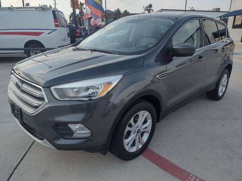 Used 2017 Ford Escape SE image 2